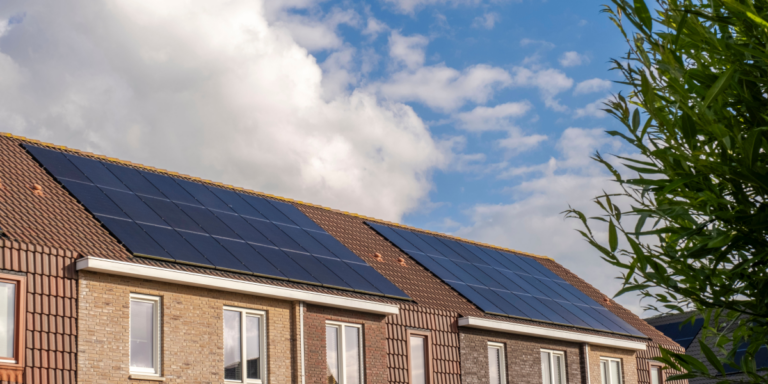 Placas solares en chalet, dúplex o casa de campo: qué cambia